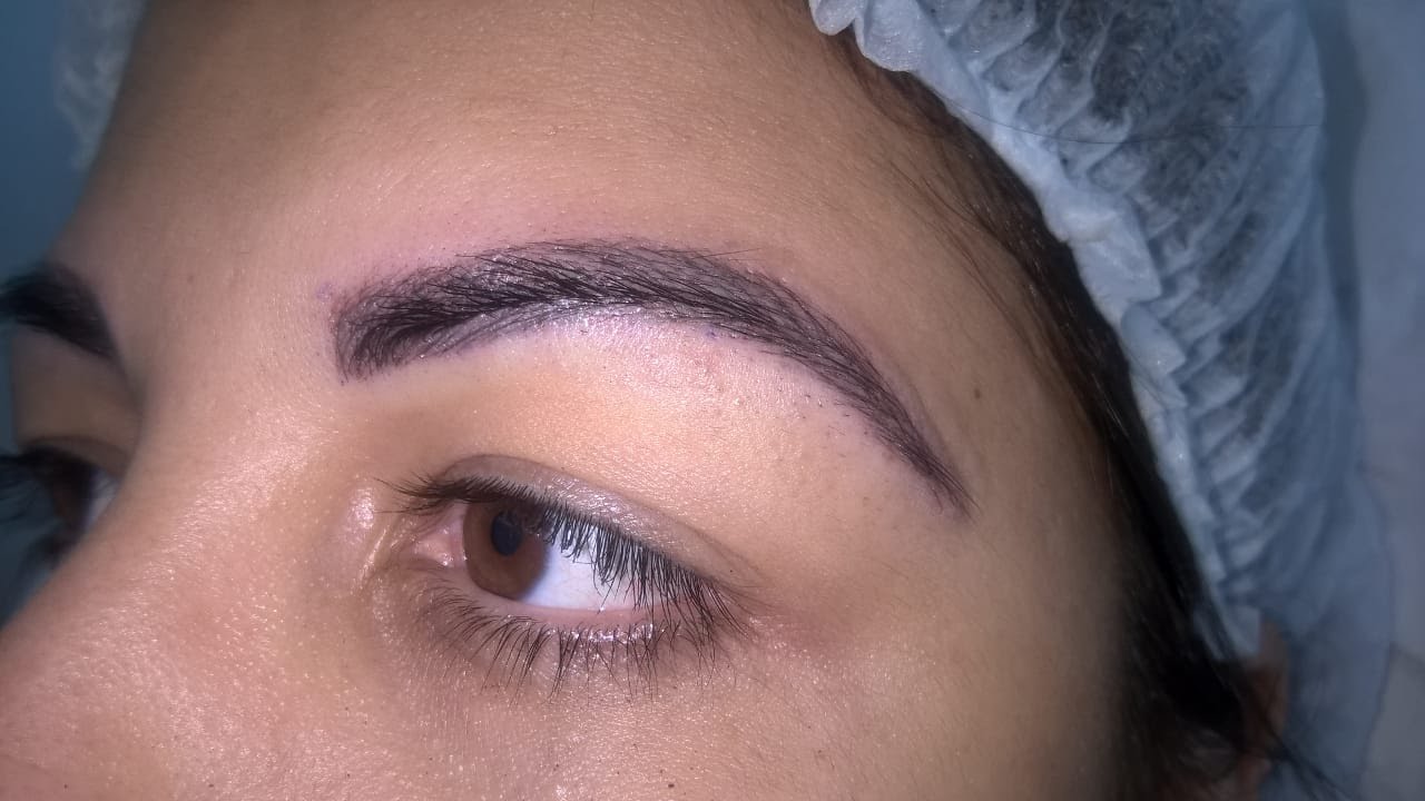 Sobrancelha preenchida e alargada, cliente com touca